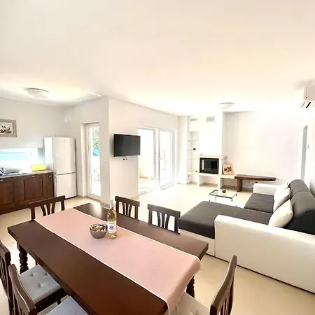 Apartman Banjole شقة *